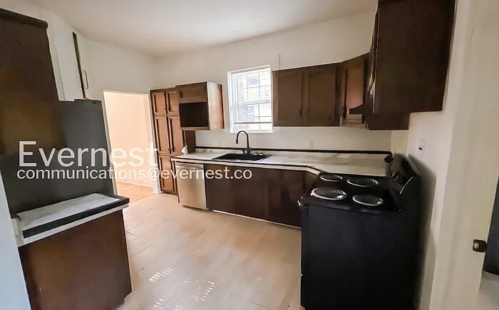 3 bed, 2.0 bath, 1320 sqft, $980 — Photo 2