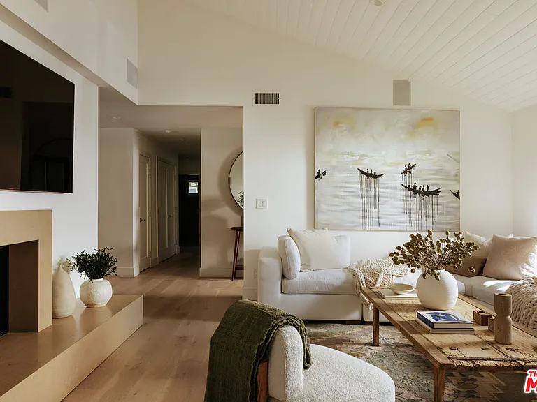 1744 N Doheny Dr — Photo 6