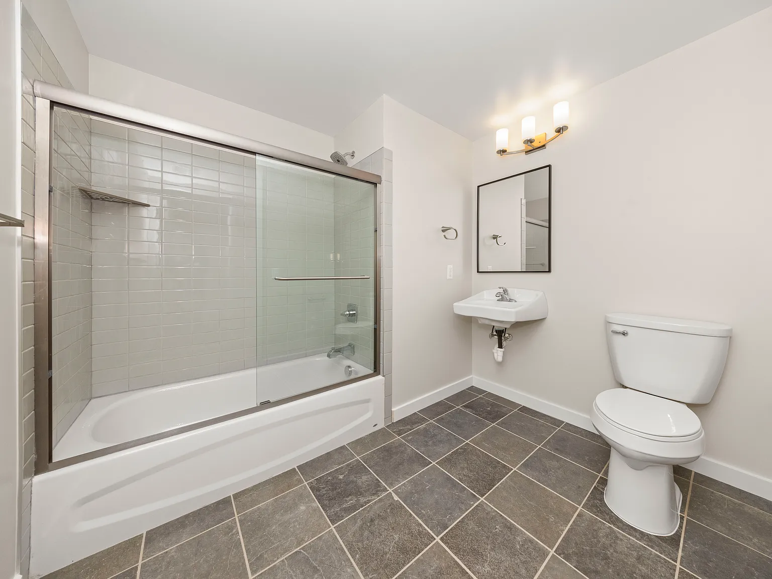 1 bed, 677 sqft, $1,300 — Photo 2
