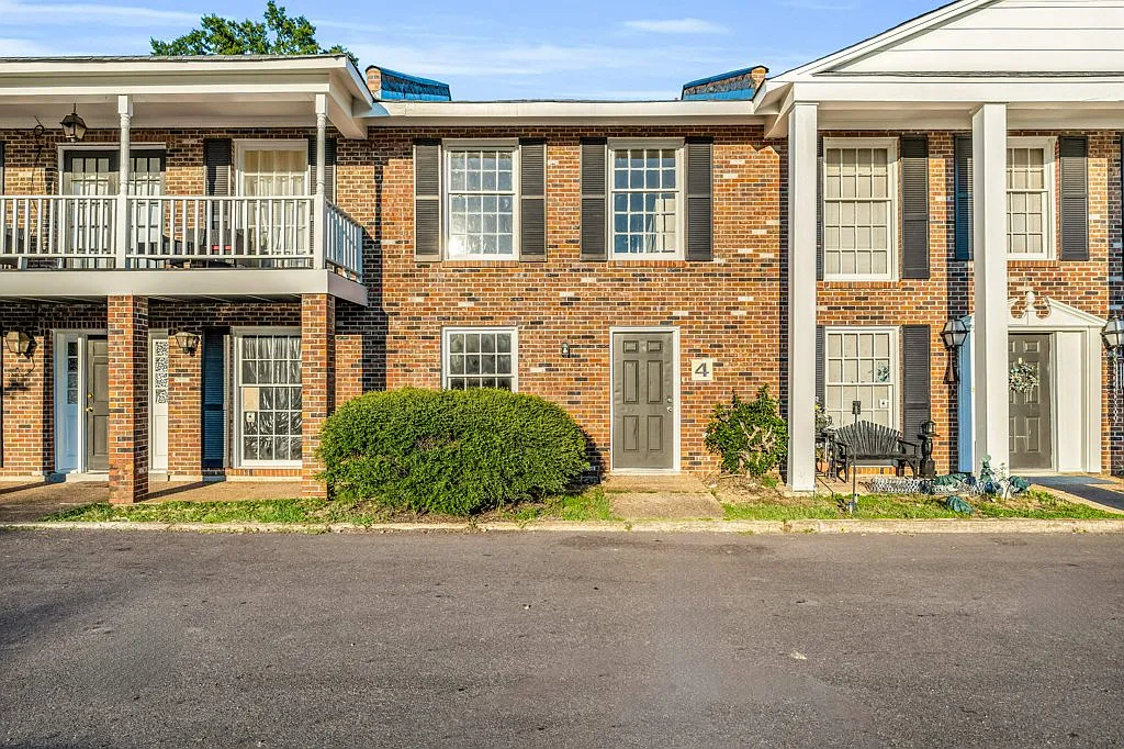 2 bed, 1.5 bath, 1350 sqft, $895 — Photo 1