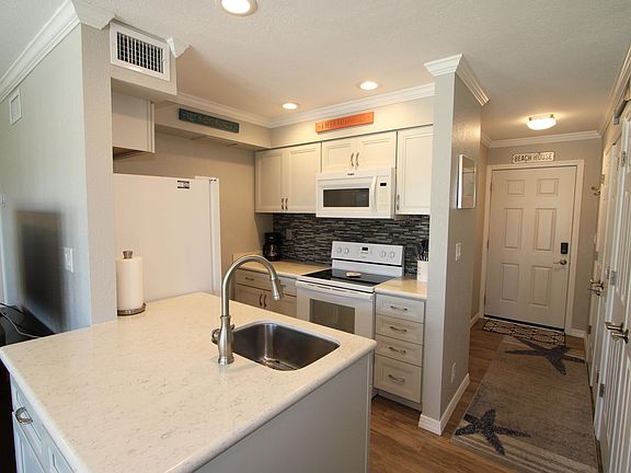 5th image of 775 Gulf Shore Dr Unit 2006