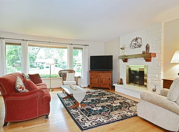 3rd image of 18 Glenbrook Dr
