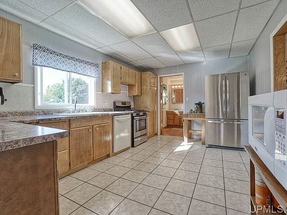 5th image of 208 Birch St