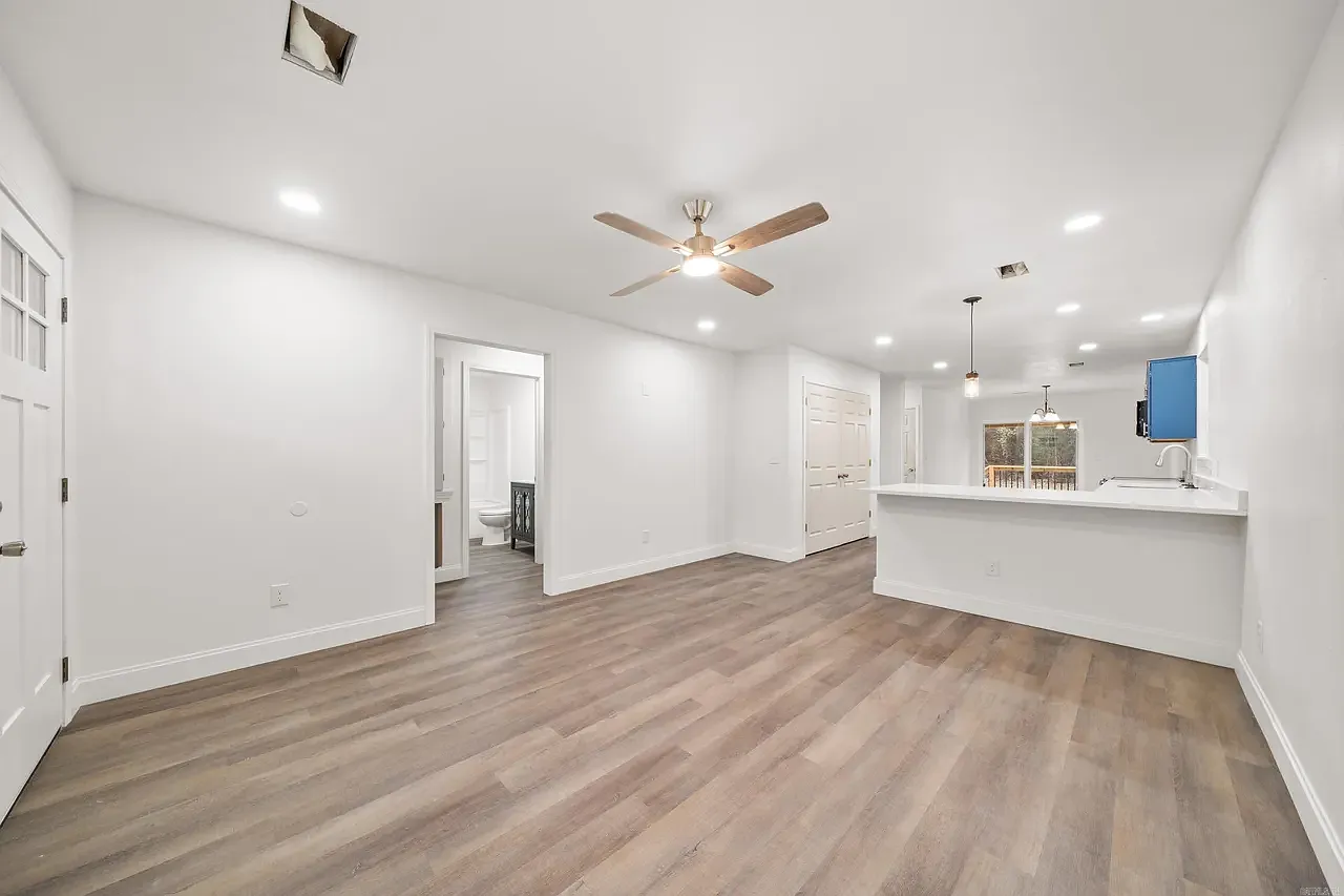 3 bed, 1228 sqft, $1,995 — Photo 2