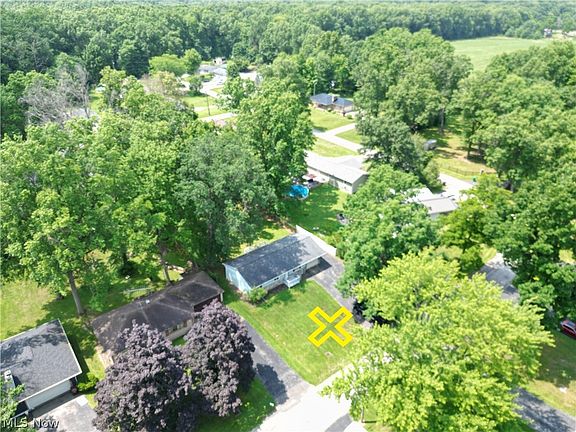 5th image of 18015 Hillcrest Dr