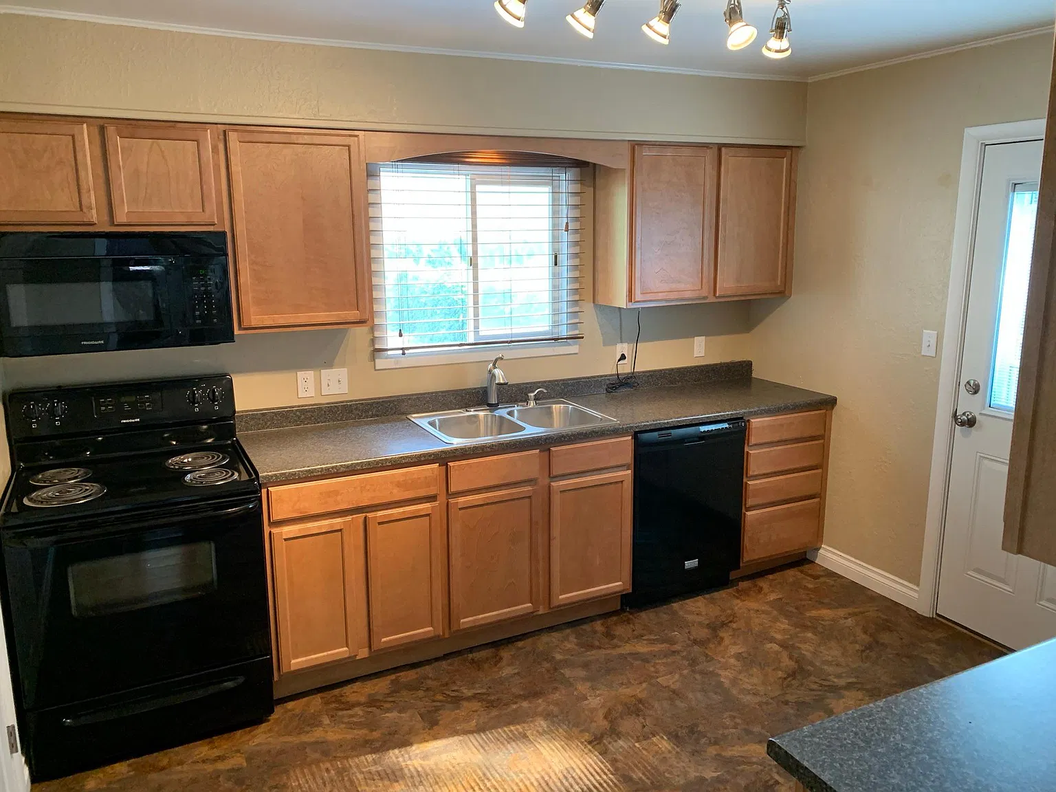 3 bed, 1254 sqft, $1,600 — Photo 4