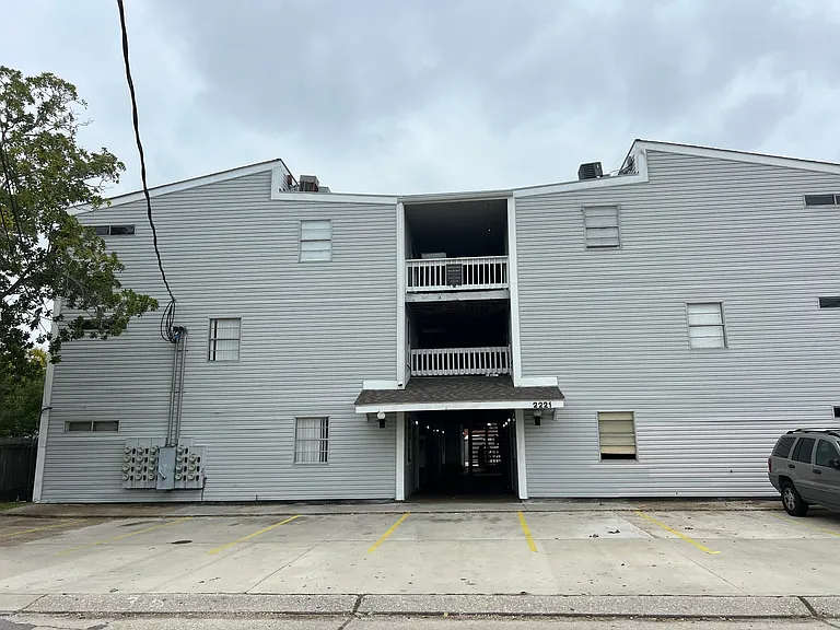 2221 N Hullen St — Photo 1