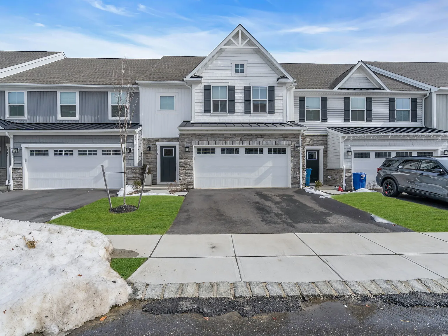 116 S Durham Dr — Photo 1