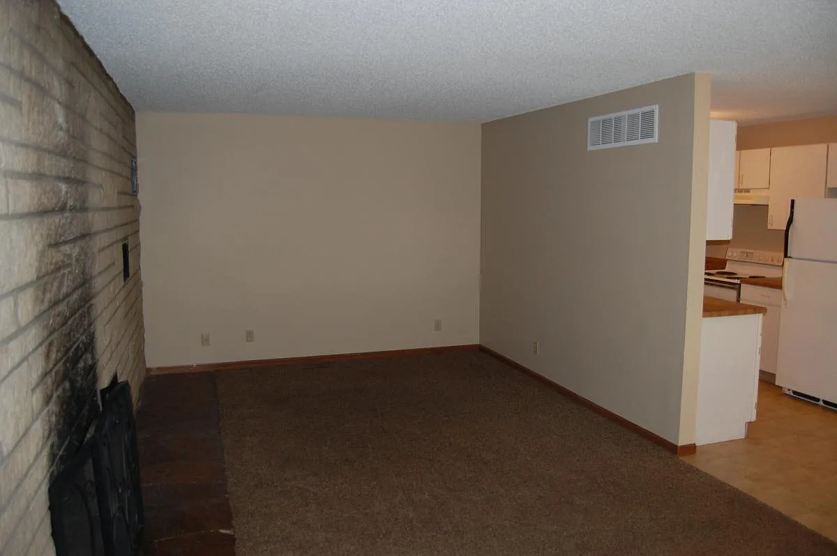 4 bed, 2000 sqft, $1,749 — Photo 3