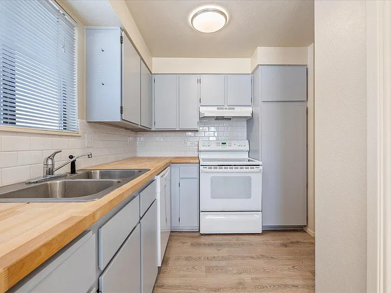 2304 W Canal St — Photo 4