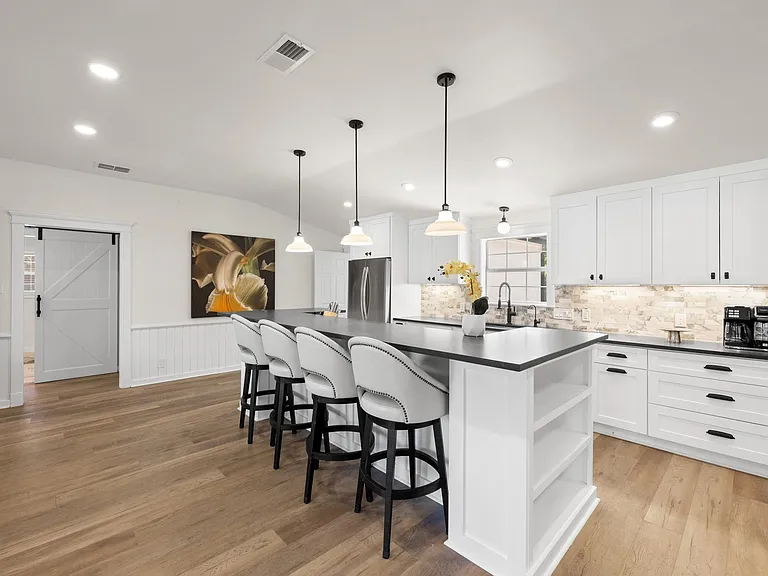 303 Lakeway Dr — Photo 12