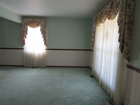 5th image of 115 W Sprucewood Ln