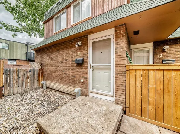11240 S 6th St SW #11, Calgary, AB T2W 1V9