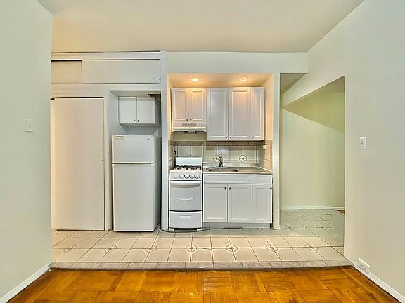 3rd image of 116 E 83rd St APT 2C
