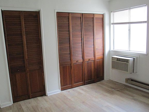 LARGE CLOSET * SPACIOUS BEDROOM