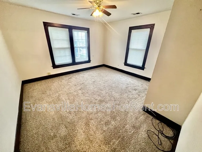 27 W Franklin St — Photo 7