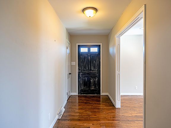 3rd image of 615 Ardmore Ln