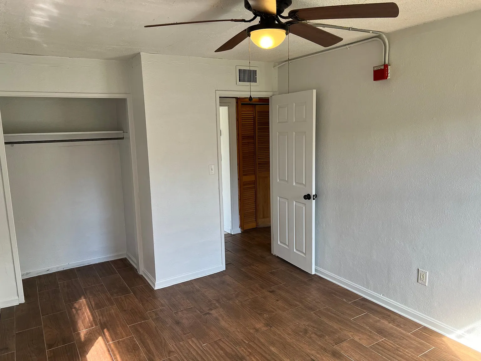 827 Edgewater Cir — Photo 3