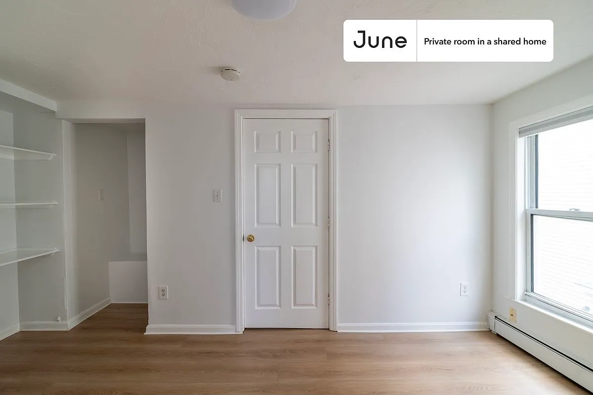 Queen bedroom in 4 bed/4 bath home in East Cambridge #1786 B — Photo 3