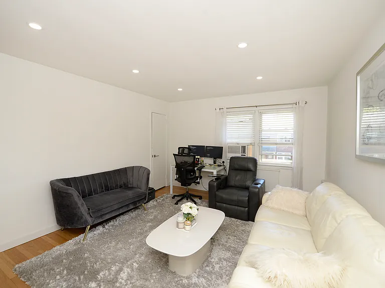 16 Plaza Rd #B — Photo 6