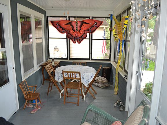 Screened in front porch!