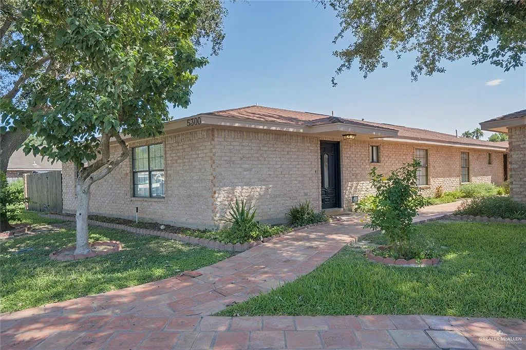 Photo 1 of 41 - 5300 N 15th St #1 - McAllen, TX Primary Photo - 5300 N 15th St #1