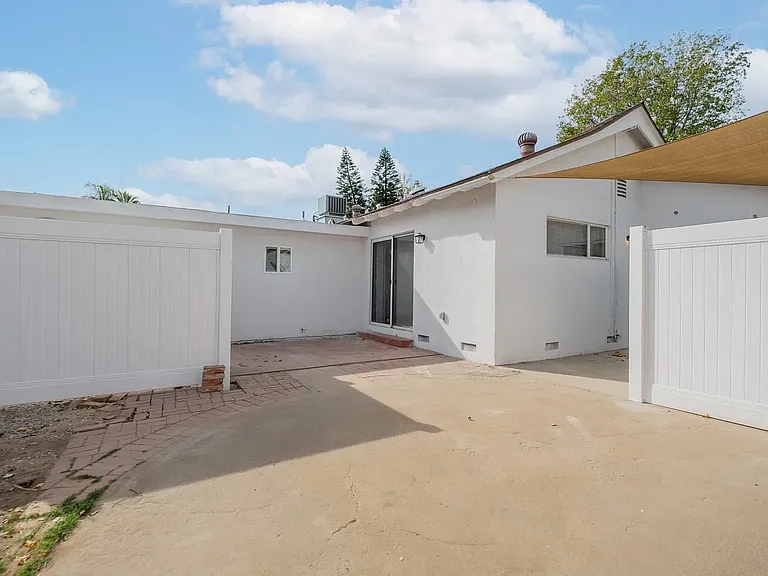 8604 Saloma Ave — Photo 14