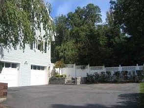 2nd image of 39 Old Minisink Trl