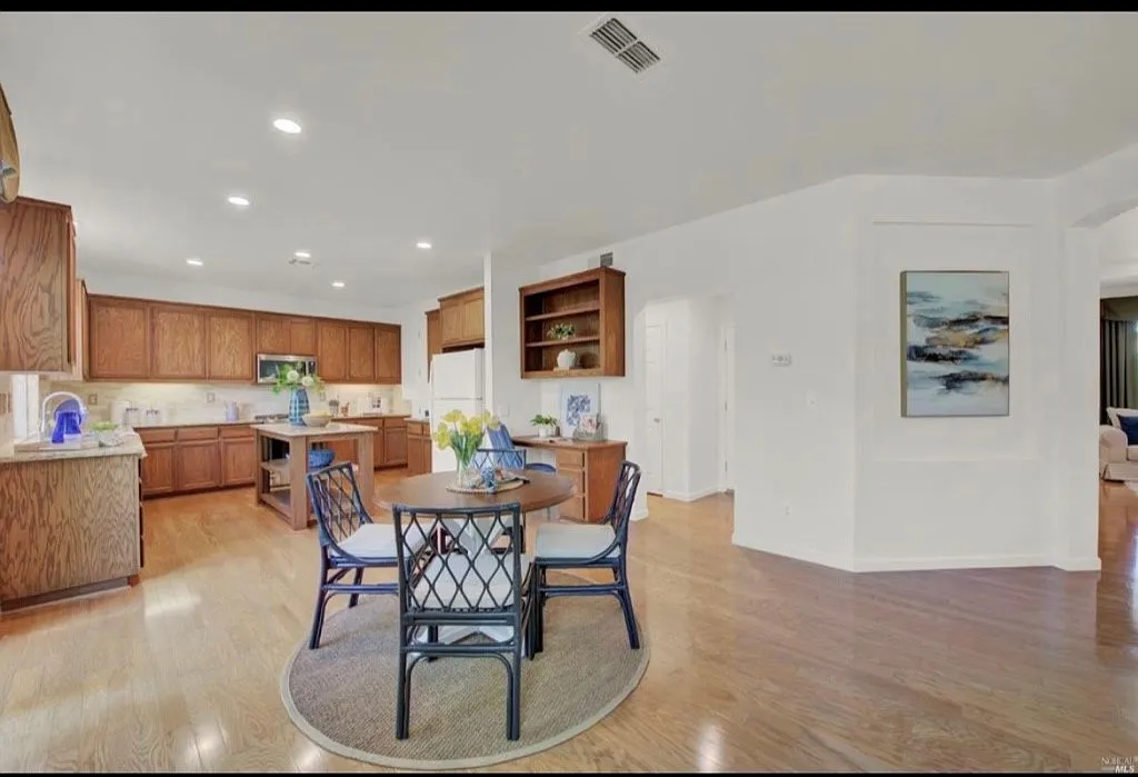 4 bed, 2600 sqft, $5,495 — Photo 4