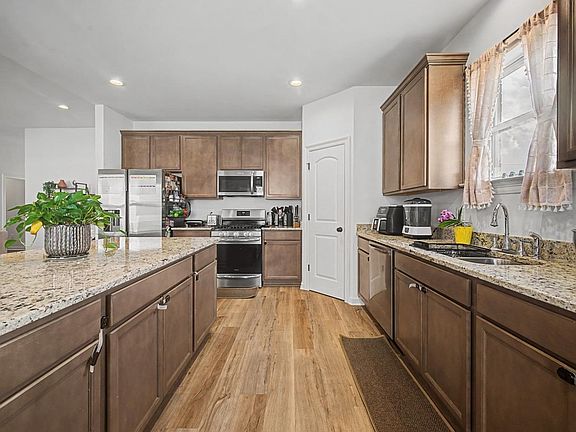 5th image of 321 Carriage Way