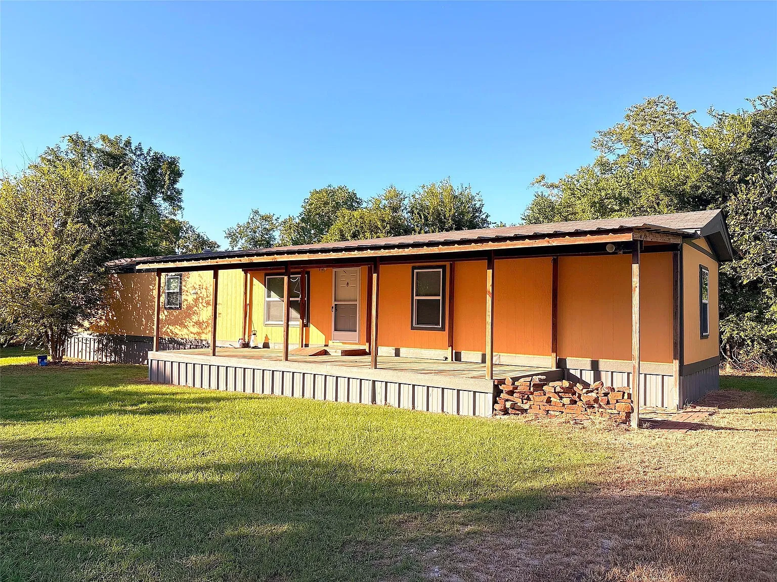 3 bed, 2.0 bath, 1216 sqft, $1,350 — Photo 1
