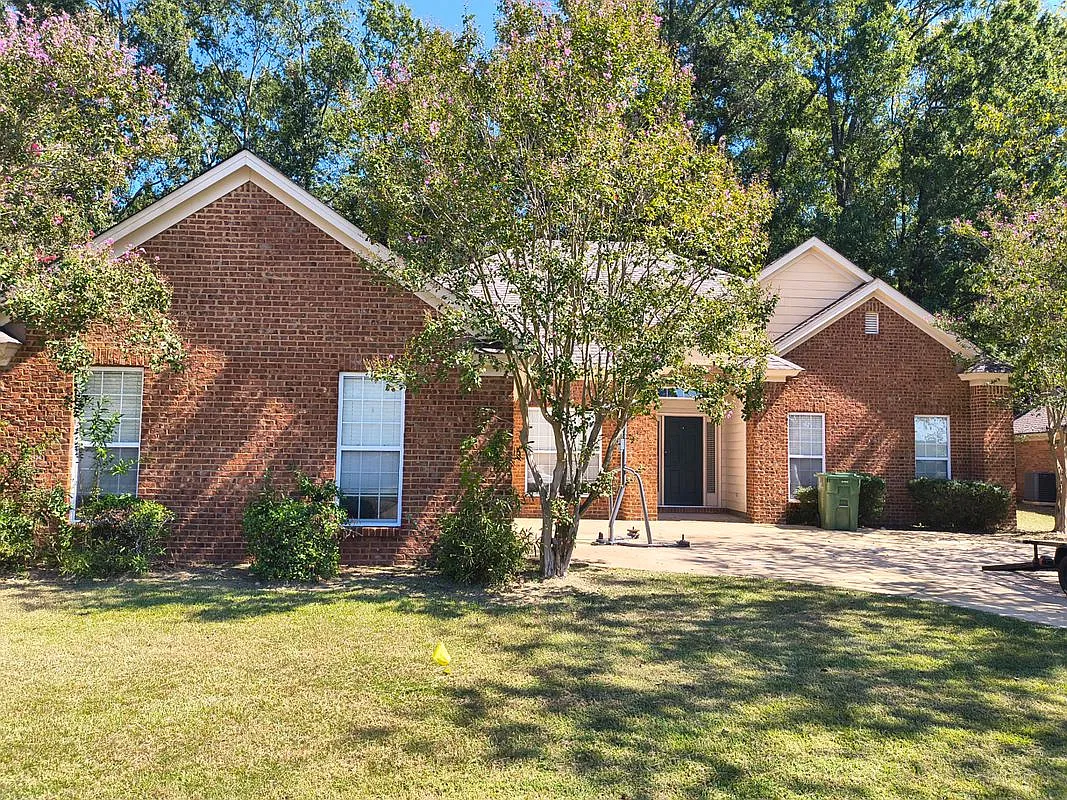 4 bed, 2.0 bath, 2093 sqft, $2,100 — Photo 1