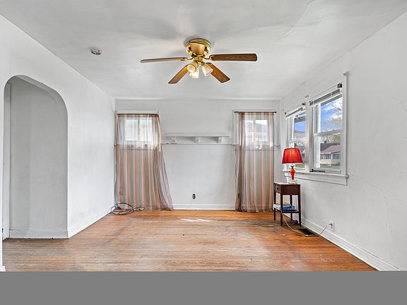 3rd image of 2035 Koehne St
