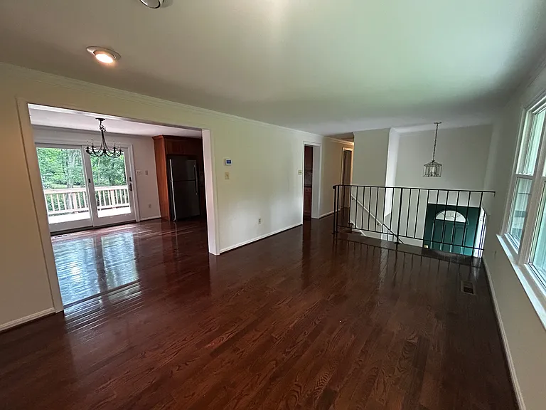 10806 Oldfield Dr — Photo 4