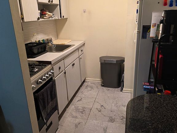 Kitchen. Brand new gas stove.