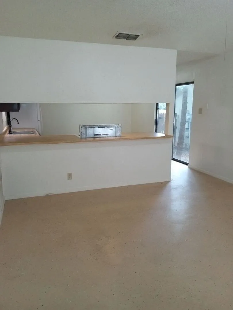 Cute 2/1 duplex with a garage — Photo 4