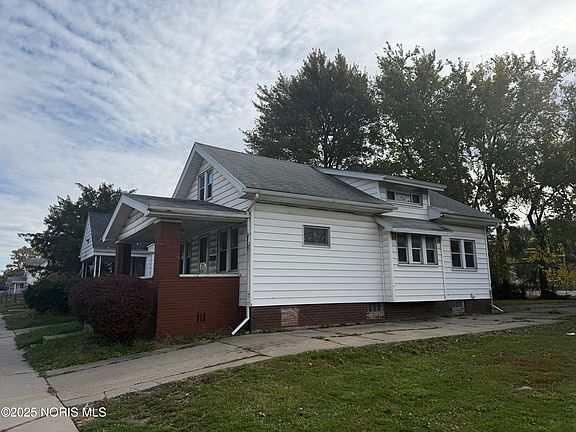 2nd image of 908 E Manhattan Blvd