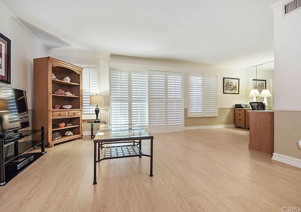 1st image of 18645 Hatteras St Unit 124