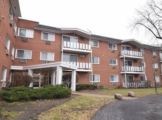 25 E Palatine Rd APT 212, Arlington Heights, IL 60004