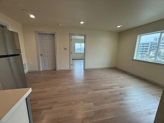 4th image of 712 Niantic Ave #A