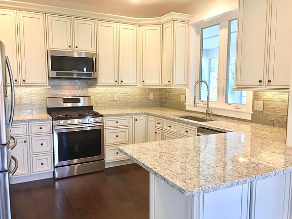 3rd image of 708 W Mechanic St