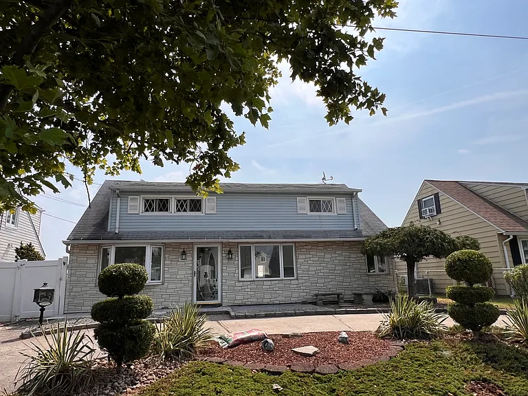 Daniel St — Photo 1