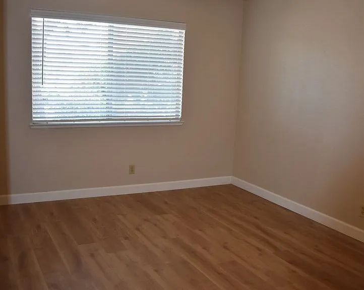 1037 Eisenhower Way — Photo 9