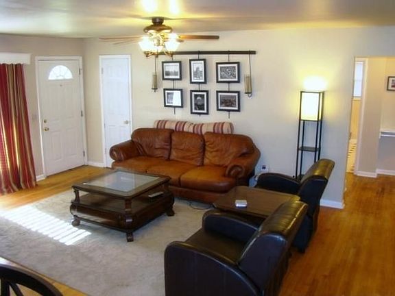 Good size living rm.. Hardwood floors