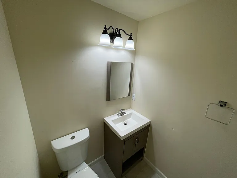 5790 Roosevelt Way NE — Photo 10