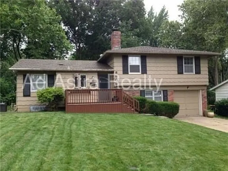 8909 W 71st St — Photo 1