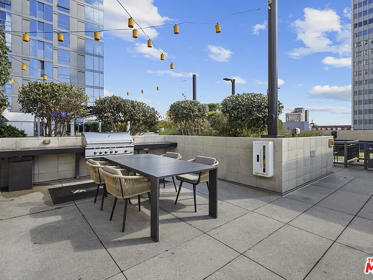 330 W 11th St #306 — Photo 16