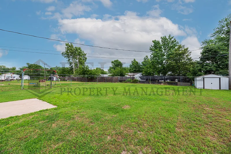 3 bed, 1.0 bath, 902 sqft, $1,195 — Photo 4