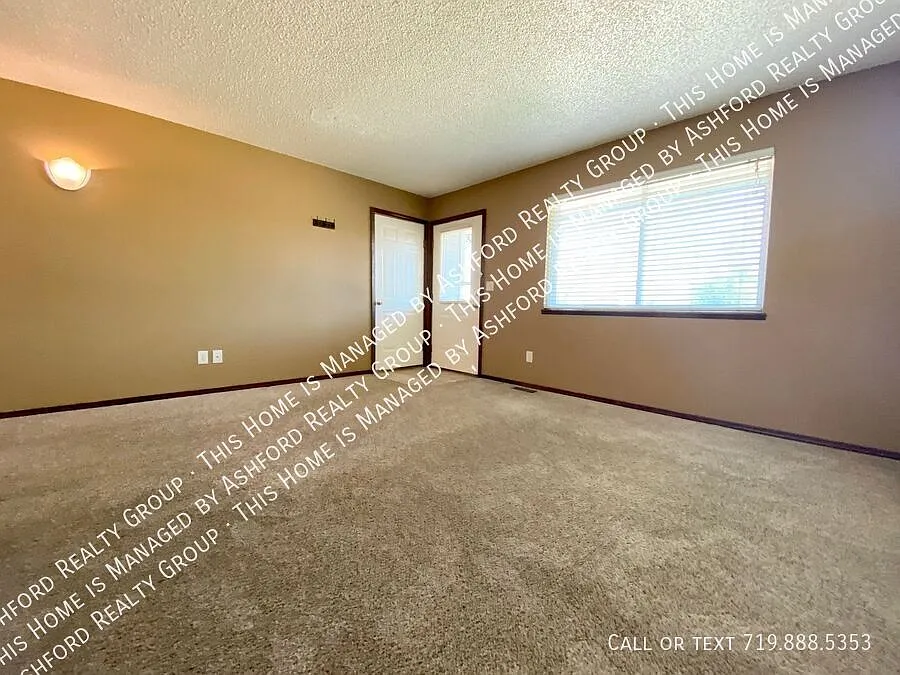 3 bed, 1.0 bath, 904 sqft, $1,600 — Photo 3