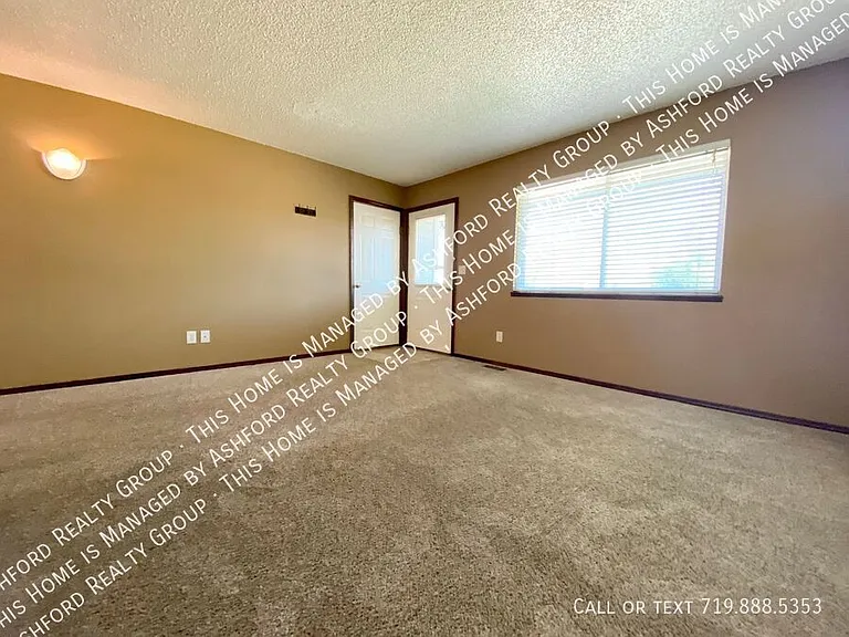 335 Trapper Ln — Photo 3